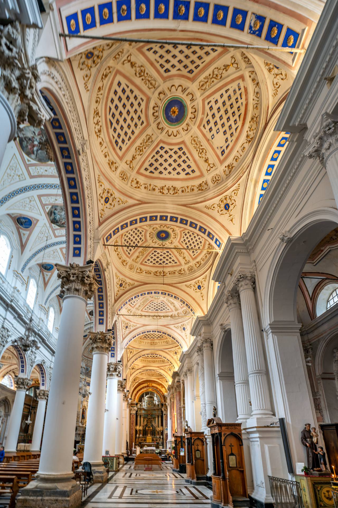 Die reiche Pracht im Innern des Duomos lässt den Besucher staunen: Intarsienböden in verschiedenfarbigem Marmor, zahlreiche Freskenmalereien aus dem alten und neuen Testament und vieles mehr.